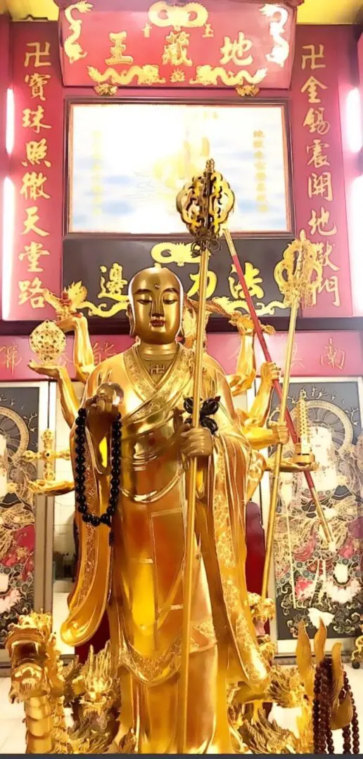 A statue of buddha with many hands holding the key.